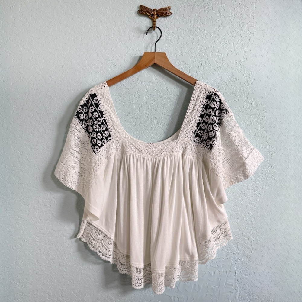 Free People•Boho Flowy Top•Lace and Embroidered Details•Womens•Size Large